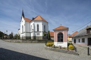 Kaplička svatého Jána a kostel svatého Mikuláše ve Vacově. Foto: © Dagmar Prokopová, archiv projektu Životem lehce a s radostí